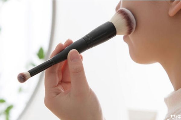 化妝臉上搓泥是怎么回事 為什么化妝會(huì)搓泥 化妝臉上搓泥是怎么回事 為什么化妝會(huì)搓泥