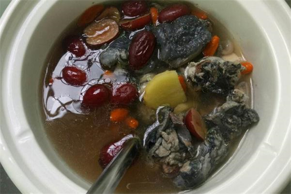 烏雞湯太油了怎么辦 烏雞湯和老母雞湯哪個更補 烏雞湯太油了怎么辦 烏雞湯和老母雞湯哪個更補