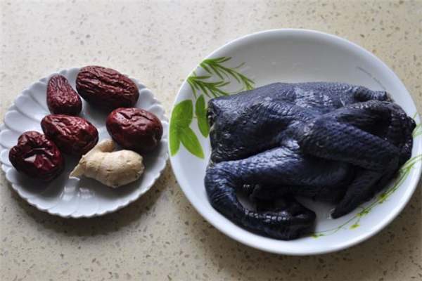 烏雞湯是黑色的嗎 烏雞湯發(fā)黑是什么原因 烏雞湯是黑色的嗎 烏雞湯發(fā)黑是什么原因