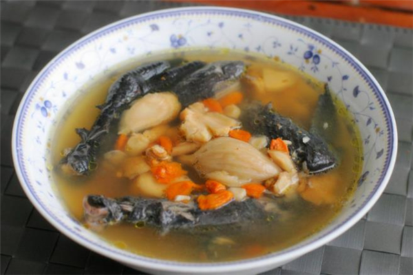 烏雞湯是黑色的嗎 烏雞湯發(fā)黑是什么原因 烏雞湯是黑色的嗎 烏雞湯發(fā)黑是什么原因