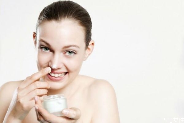 面霜為什么不能擦眼睛 擦完面霜后搓泥是什么引起的 面霜為什么不能擦眼睛 擦完面霜后搓泥是什么引起的