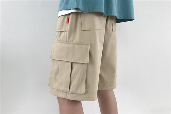 男生工裝短褲什么顏色好看 工裝短褲流行什么顏色 男生工裝短褲什么顏色好看 工裝短褲流行什么顏色