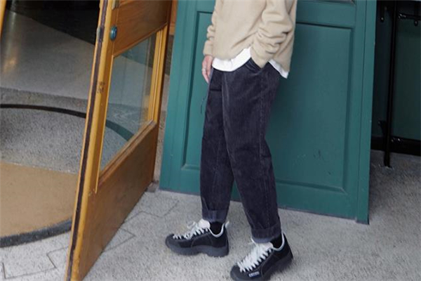 燈芯絨褲子什么顏色好看 燈芯絨褲子流行什么顏色 燈芯絨褲子什么顏色好看 燈芯絨褲子流行什么顏色