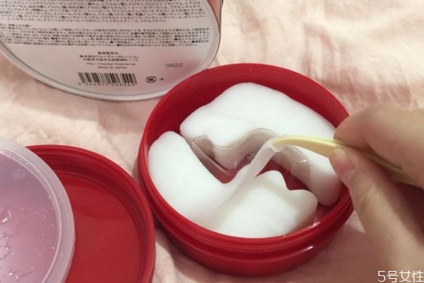 貼眼膜有點刺痛為什么 眼膜貼多久要洗嗎 貼眼膜有點刺痛為什么 眼膜貼多久要洗嗎