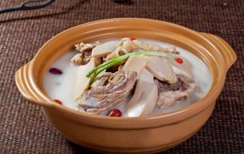 眉豆花生骨頭湯的作用 眉豆骨頭湯怎么做好吃 眉豆花生骨頭湯的作用 眉豆骨頭湯怎么做好吃