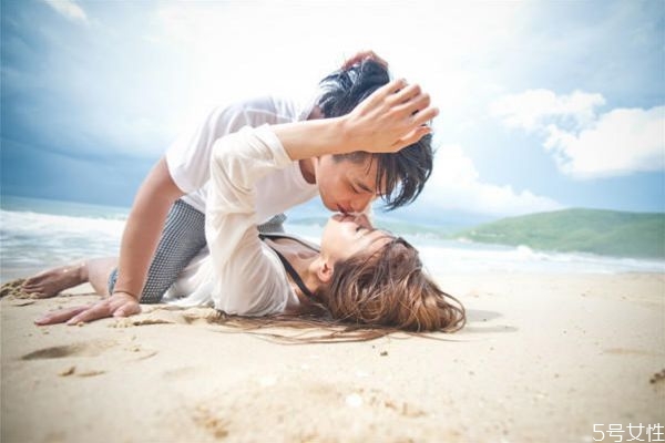 領(lǐng)了結(jié)婚證各住各家嗎 領(lǐng)證了沒(méi)結(jié)婚要住誰(shuí)家 領(lǐng)了結(jié)婚證各住各家嗎 領(lǐng)證了沒(méi)結(jié)婚要住誰(shuí)家