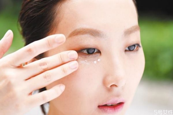 怎樣選擇合適的眼霜 挑選眼霜的小竅門 怎樣選擇合適的眼霜 挑選眼霜的小竅門