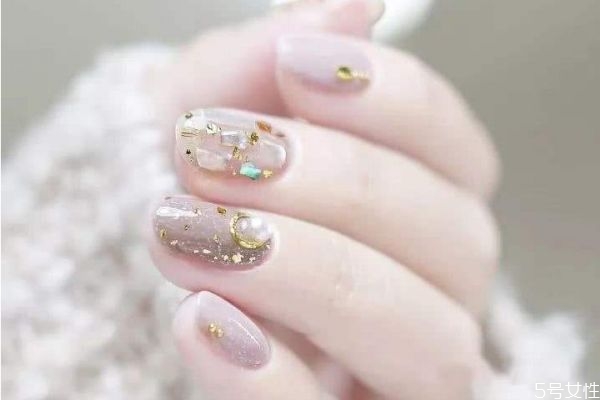 指甲油的成分 指甲油和甲油膠對比 指甲油的成分 指甲油和甲油膠對比