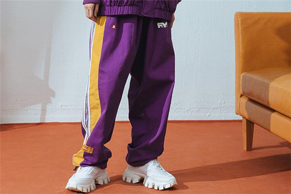 男生穿什么顏色運動褲好看 男生運動褲流行什么顏色 男生穿什么顏色運動褲好看 男生運動褲流行什么顏色