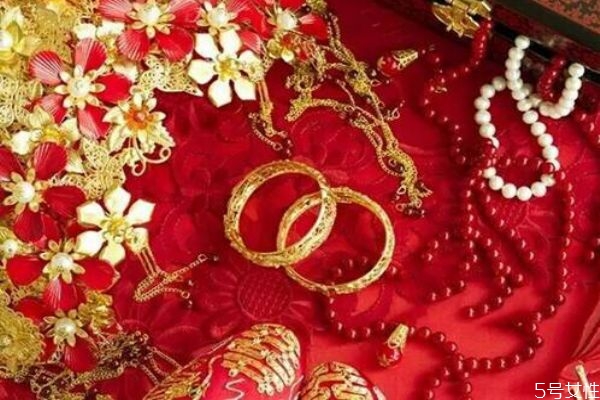 三金是提親還是訂婚的時(shí)候給 購(gòu)買三金的時(shí)間