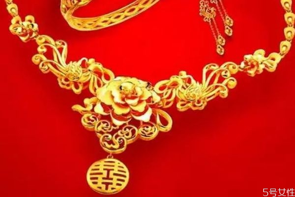 三金是提親還是訂婚的時(shí)候給 購(gòu)買三金的時(shí)間