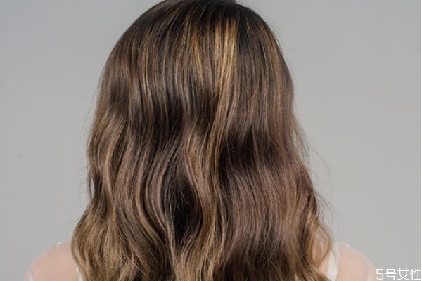 植物染發(fā)劑著色持久嗎 植物染發(fā)劑和化學(xué)染發(fā)劑的區(qū)別 植物染發(fā)劑著色持久嗎 植物染發(fā)劑和化學(xué)染發(fā)劑的區(qū)別