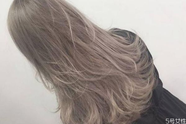 奶茶色頭發(fā)掉色后是啥色 染發(fā)后頭發(fā)多久掉色 奶茶色頭發(fā)掉色后是啥色 染發(fā)后頭發(fā)多久掉色