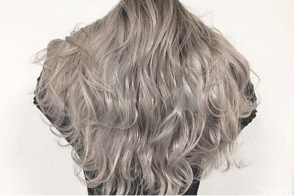 奶茶色頭發(fā)掉色后是啥色 染發(fā)后頭發(fā)多久掉色 奶茶色頭發(fā)掉色后是啥色 染發(fā)后頭發(fā)多久掉色