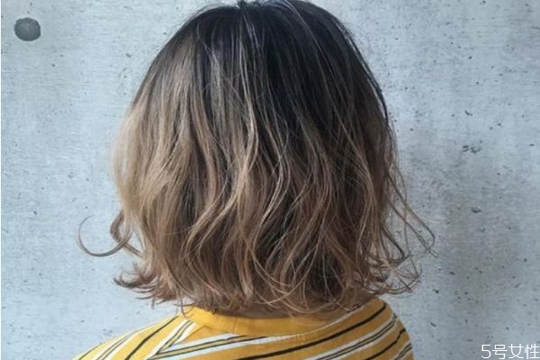 植物染發(fā)劑著色持久嗎 植物染發(fā)劑和化學(xué)染發(fā)劑的區(qū)別 植物染發(fā)劑著色持久嗎 植物染發(fā)劑和化學(xué)染發(fā)劑的區(qū)別