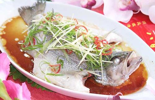 清蒸鱸魚(yú)蒸久了會(huì)怎樣 清蒸鱸魚(yú)的水要倒掉嗎