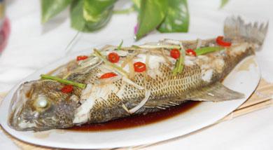 清蒸鱸魚(yú)蒸久了會(huì)怎樣 清蒸鱸魚(yú)的水要倒掉嗎
