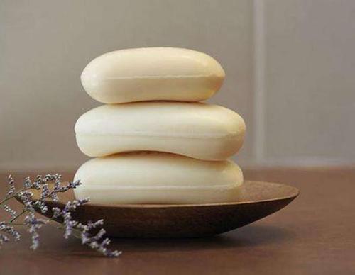 夏季洗澡用沐浴露好還是香皂好 手工皂對皮膚好嗎 夏季洗澡用沐浴露好還是香皂好 手工皂對皮膚好嗎