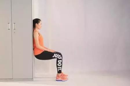 蹲馬步可以靠墻嗎 蹲馬步什么人適合靠墻 蹲馬步可以靠墻嗎 蹲馬步什么人適合靠墻