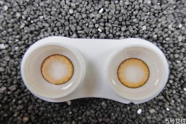 如何選擇隱形眼鏡護(hù)理液 隱形眼鏡護(hù)理液的重要性 如何選擇隱形眼鏡護(hù)理液 隱形眼鏡護(hù)理液的重要性