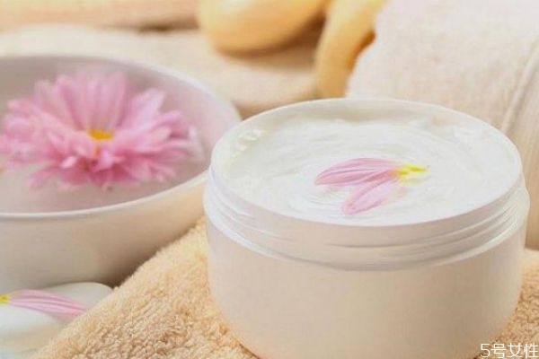 精華和面霜到底是什么 面霜和精華有什么區(qū)別 精華和面霜到底是什么 面霜和精華有什么區(qū)別