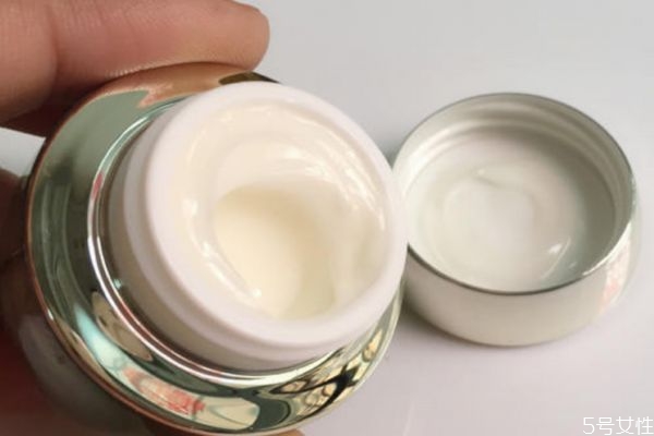 精華和面霜到底是什么 面霜和精華有什么區(qū)別 精華和面霜到底是什么 面霜和精華有什么區(qū)別