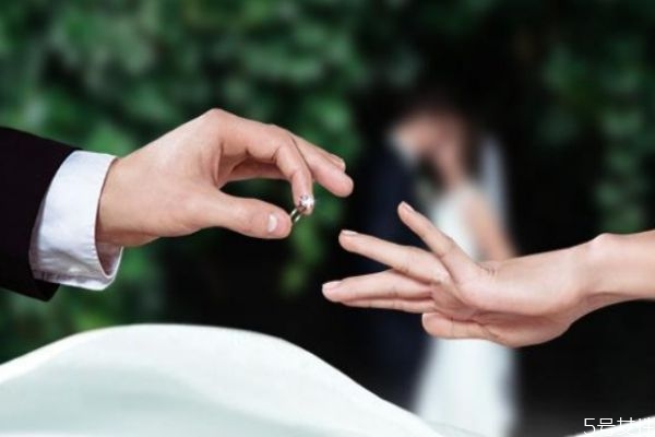 結(jié)婚戒指平時戴嗎 結(jié)婚戒指怎么戴正確 結(jié)婚戒指平時戴嗎 結(jié)婚戒指怎么戴正確