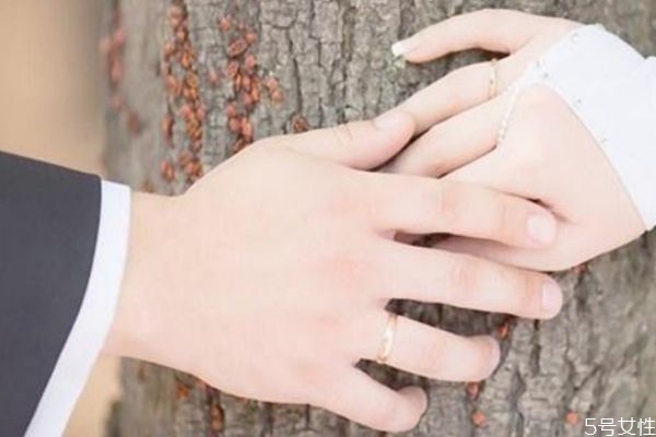 結(jié)婚鉆戒要買(mǎi)一對(duì)嗎 結(jié)婚戒指要不要買(mǎi)一對(duì)