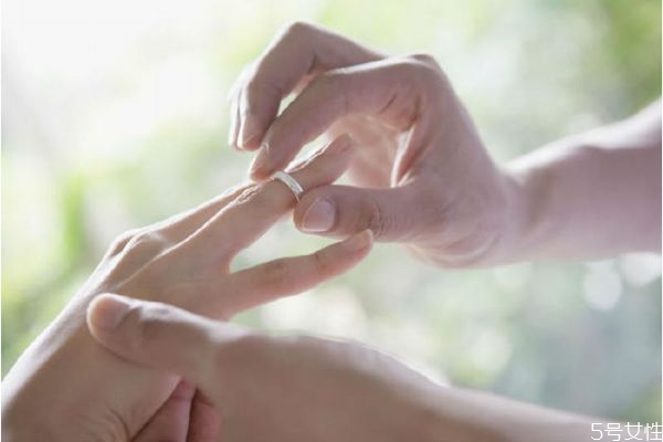 結(jié)婚戒指平時戴嗎 結(jié)婚戒指怎么戴正確 結(jié)婚戒指平時戴嗎 結(jié)婚戒指怎么戴正確