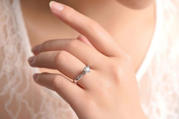 結(jié)婚鉆戒要買(mǎi)一對(duì)嗎 結(jié)婚戒指要不要買(mǎi)一對(duì)