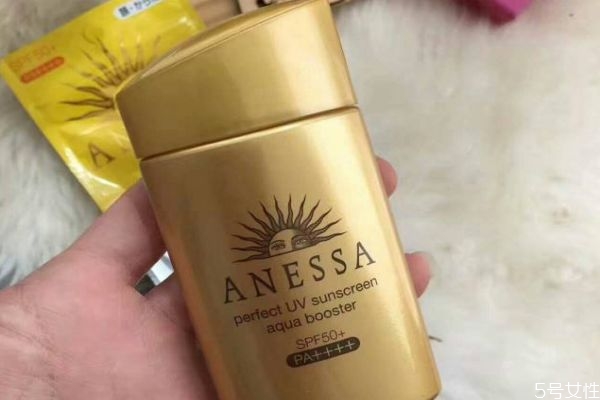 安耐曬藍色蓋子和金色蓋子的區(qū)別 安耐曬是水狀的嗎 安耐曬藍色蓋子和金色蓋子的區(qū)別 安耐曬是水狀的嗎