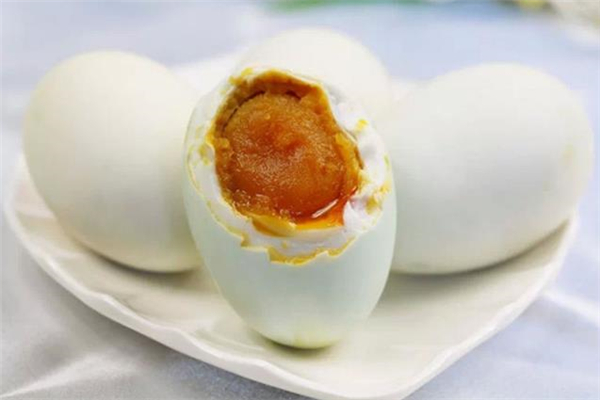 咸鴨蛋放了一年還能吃嗎 沒煮的咸鴨蛋能放多久 咸鴨蛋放了一年還能吃嗎 沒煮的咸鴨蛋能放多久