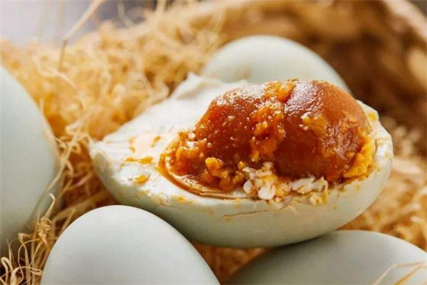 咸鴨蛋放了一年還能吃嗎 沒煮的咸鴨蛋能放多久 咸鴨蛋放了一年還能吃嗎 沒煮的咸鴨蛋能放多久