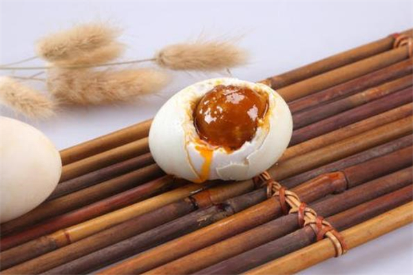 咸鴨蛋里的油是哪里來的 腌咸鴨蛋用什么鴨蛋好 咸鴨蛋里的油是哪里來的 腌咸鴨蛋用什么鴨蛋好
