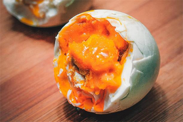 咸鴨蛋里的油是哪里來的 腌咸鴨蛋用什么鴨蛋好 咸鴨蛋里的油是哪里來的 腌咸鴨蛋用什么鴨蛋好