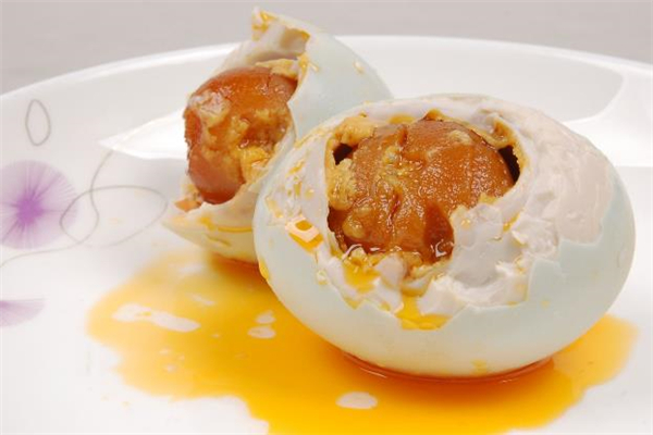 咸鴨蛋里的油是哪里來的 腌咸鴨蛋用什么鴨蛋好 咸鴨蛋里的油是哪里來的 腌咸鴨蛋用什么鴨蛋好