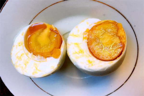 咸鴨蛋怎么切不會(huì)破 肝腎不好能吃咸鴨蛋嗎 咸鴨蛋怎么切不會(huì)破 肝腎不好能吃咸鴨蛋嗎