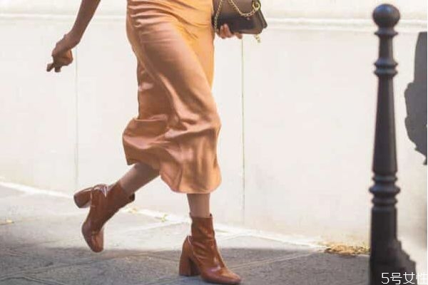 焦糖色鞋子百搭嗎 焦糖色鞋子配什么衣服 焦糖色鞋子百搭嗎 焦糖色鞋子配什么衣服