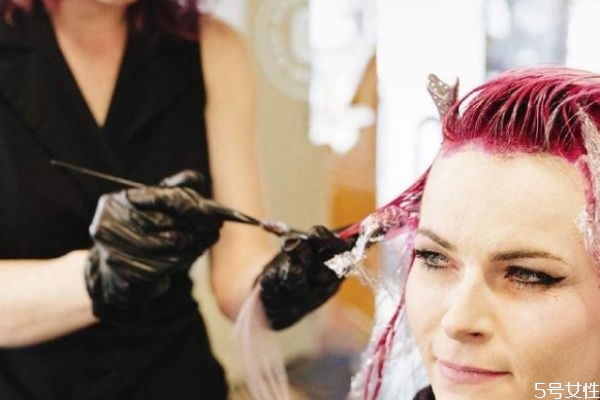 染發(fā)膏弄到臉上洗不掉了怎么辦 染發(fā)劑弄到皮膚上妙招 染發(fā)膏弄到臉上洗不掉了怎么辦 染發(fā)劑弄到皮膚上妙招