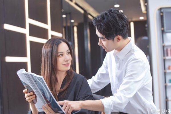 如何去掉頭皮的染發(fā)蠟 如何給頭發(fā)打蠟 如何去掉頭皮的染發(fā)蠟 如何給頭發(fā)打蠟