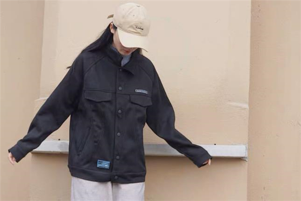 麂皮絨夾克什么顏色好看 麂皮絨夾克穿搭圖片 麂皮絨夾克什么顏色好看 麂皮絨夾克穿搭圖片