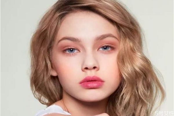 新手化妝應注意哪些細節(jié) 新手化妝不能過量的地方是哪里