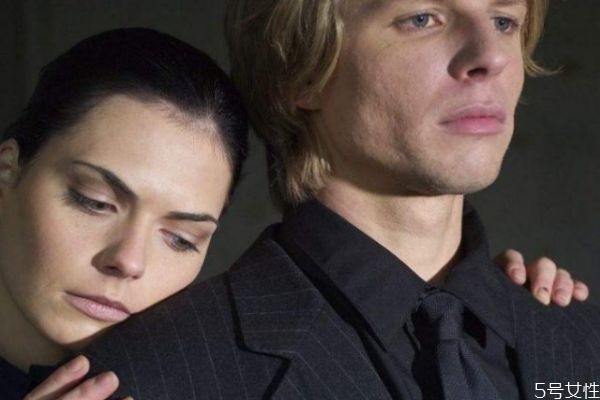 如何分辨老公還愛(ài)不愛(ài)你 老公心里沒(méi)你的表現(xiàn)