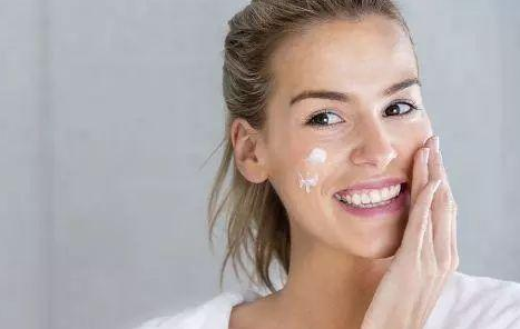 補水后臉為什么很油 補水后臉變油的原因 補水后臉為什么很油 補水后臉變油的原因