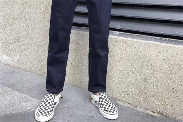 男生穿牛仔褲配什么鞋子好看 男生穿牛仔褲怎么搭配鞋子 男生穿牛仔褲配什么鞋子好看 男生穿牛仔褲怎么搭配鞋子