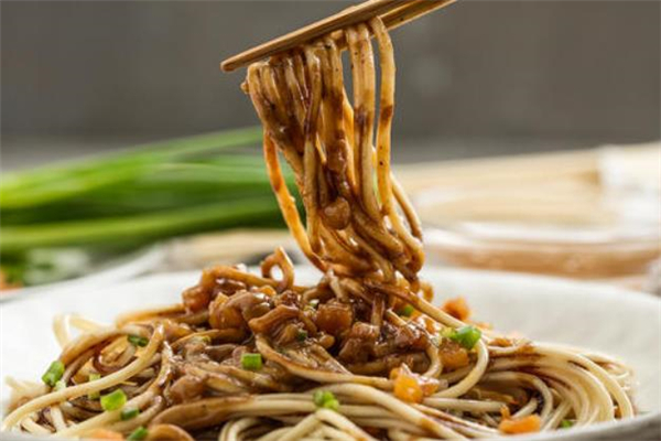 熱干面放生抽還是老抽 普通面條能做熱干面嗎 熱干面放生抽還是老抽 普通面條能做熱干面嗎