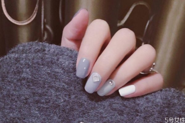 美甲沒(méi)烤干怎么辦 美甲底膠必須要烤干嗎 美甲沒(méi)烤干怎么辦 美甲底膠必須要烤干嗎