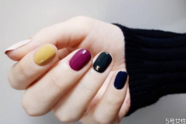 美甲沒(méi)烤干怎么辦 美甲底膠必須要烤干嗎 美甲沒(méi)烤干怎么辦 美甲底膠必須要烤干嗎