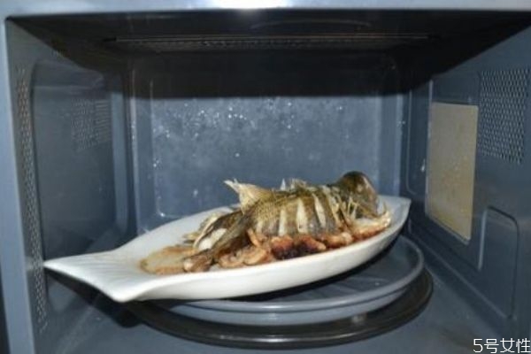 微波爐可以蒸魚嗎 微波爐蒸魚時(shí)間要多長