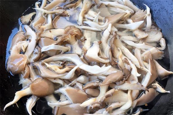 平菇有點(diǎn)苦還能吃嗎 平菇為什么吃起來有點(diǎn)苦 平菇有點(diǎn)苦還能吃嗎 平菇為什么吃起來有點(diǎn)苦